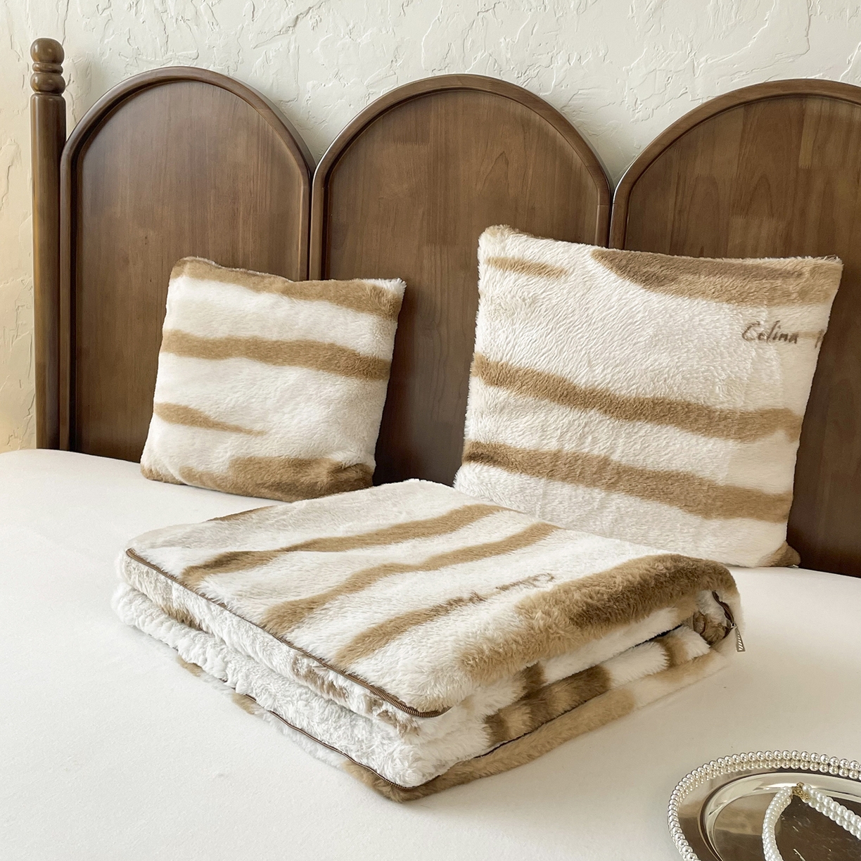 91家纺网 家纺一手货源 找家纺 番茄+ 2025新款美拉德兔毛印花抱枕毯抱枕被 美拉德_卡其白