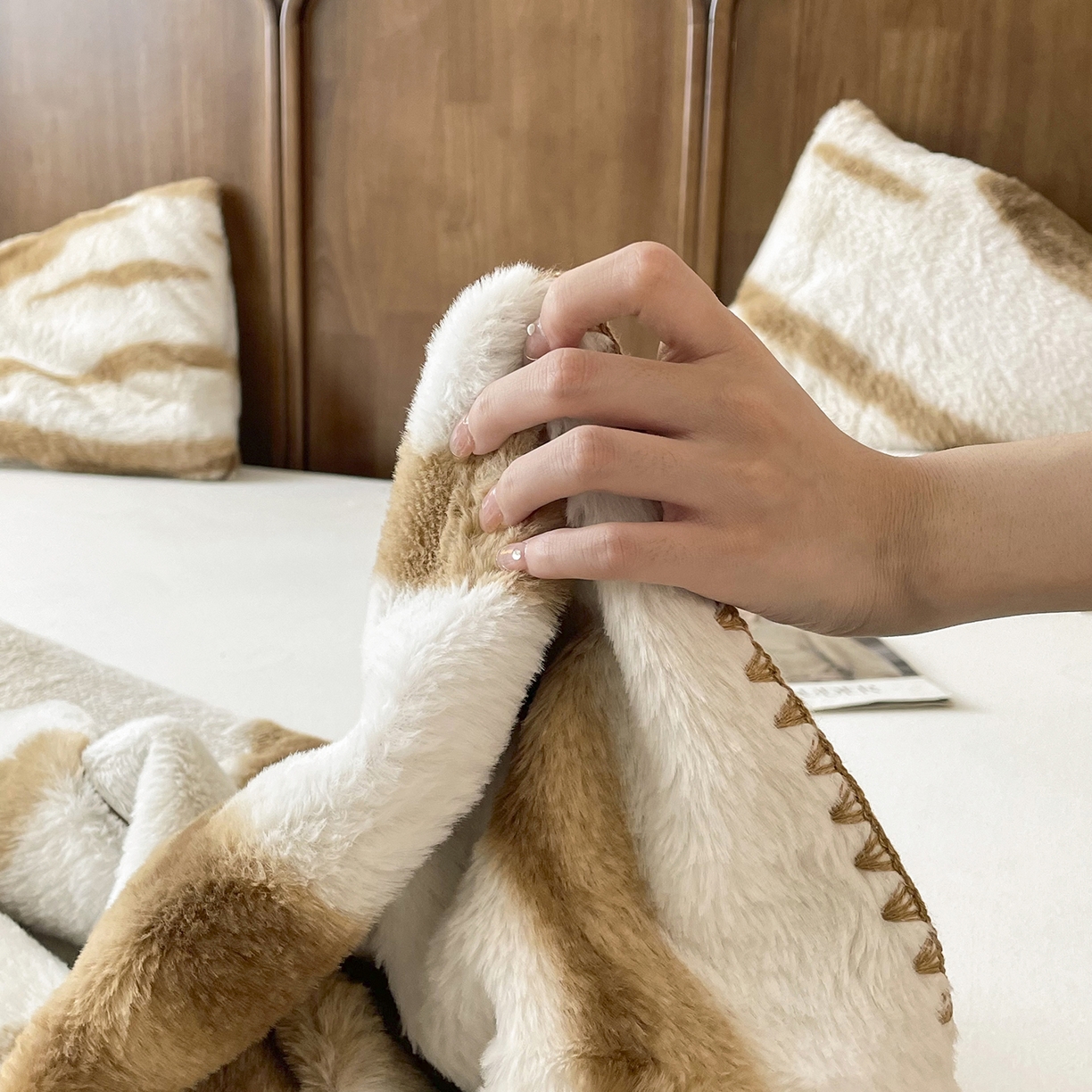 91家纺网 家纺一手货源 找家纺 番茄+ 2025新款美拉德兔毛印花抱枕毯抱枕被 美拉德_卡其白