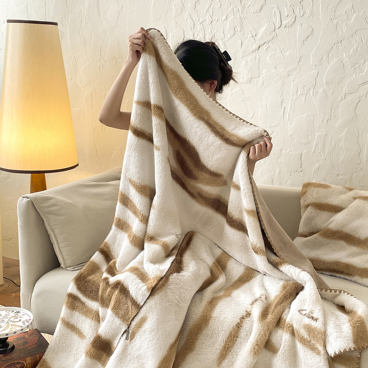 91家纺网 家纺一手货源 找家纺 番茄+ 2025新款美拉德兔毛印花抱枕毯抱枕被 美拉德_卡其白