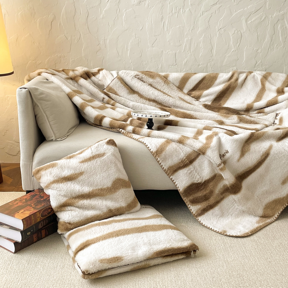 91家纺网 家纺一手货源 找家纺 番茄+ 2025新款美拉德兔毛印花抱枕毯抱枕被 美拉德_卡其白