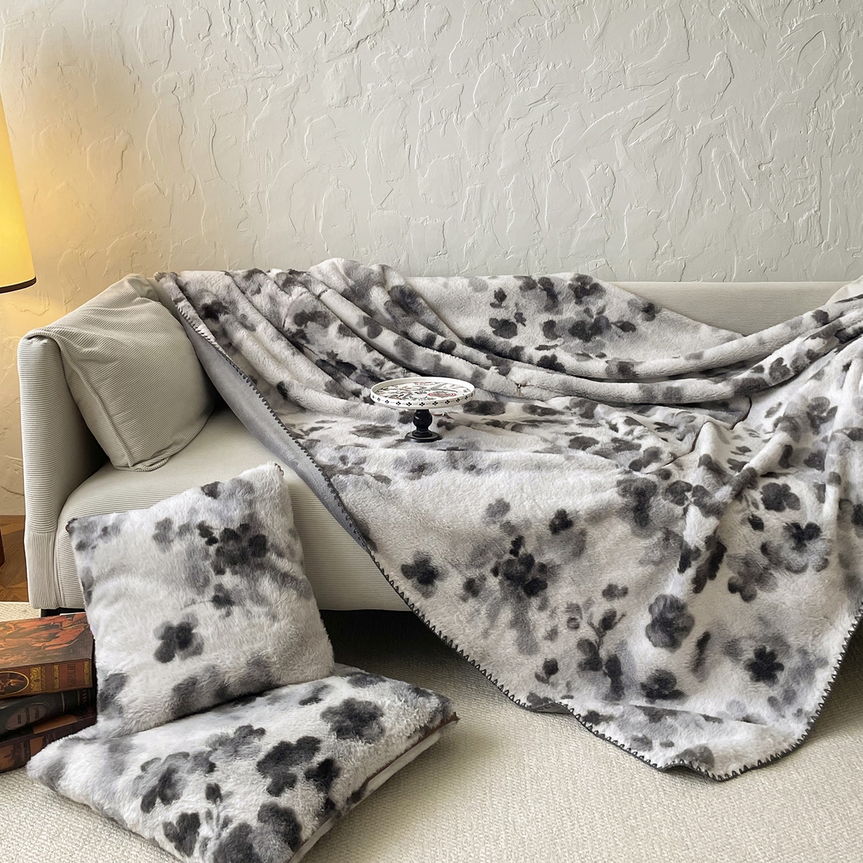 91家纺网 家纺一手货源 找家纺 番茄+ 2025新款美拉德兔毛印花抱枕毯抱枕被 美拉德_水墨