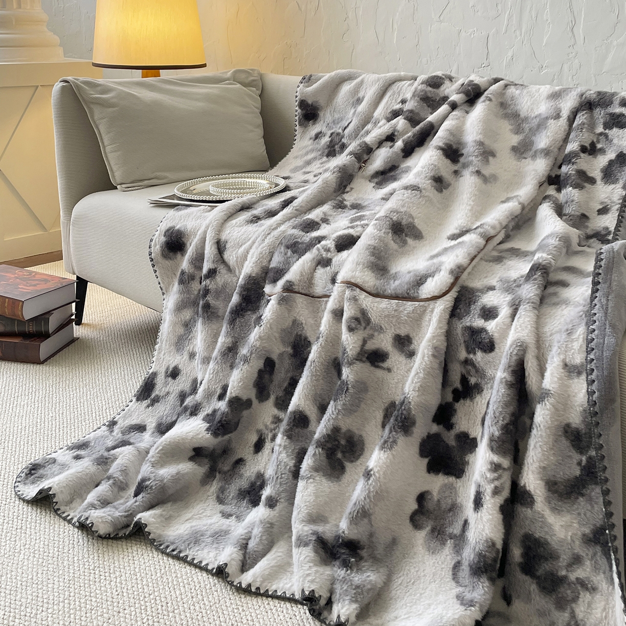 91家纺网 家纺一手货源 找家纺 番茄+ 2025新款美拉德兔毛印花抱枕毯抱枕被 美拉德_水墨