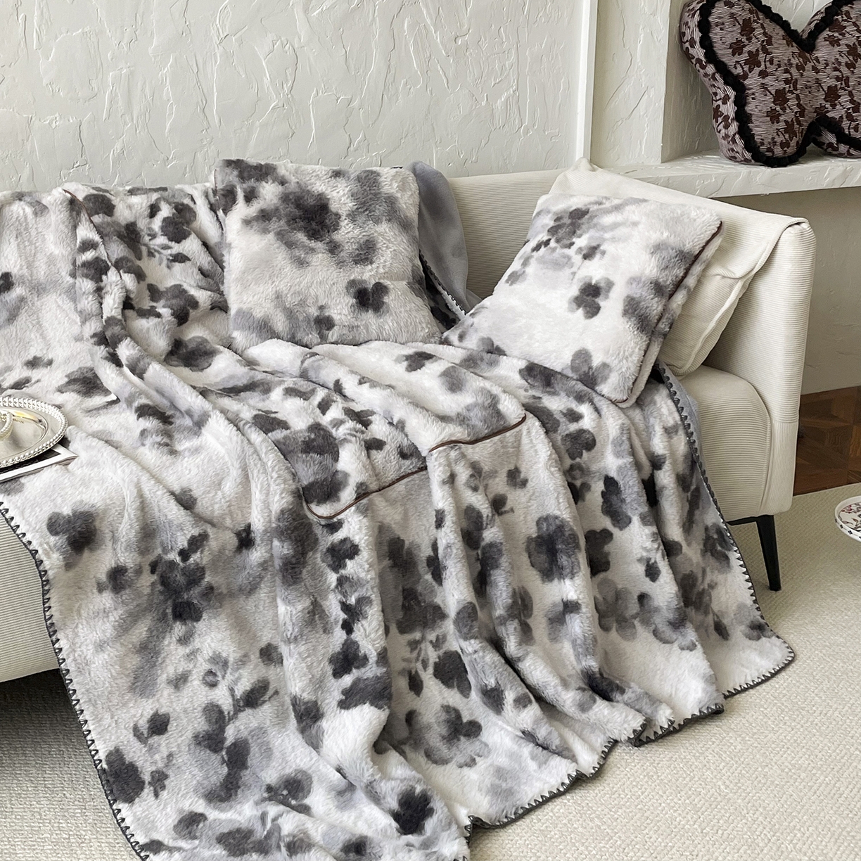 91家纺网 家纺一手货源 找家纺 番茄+ 2025新款美拉德兔毛印花抱枕毯抱枕被 美拉德_水墨