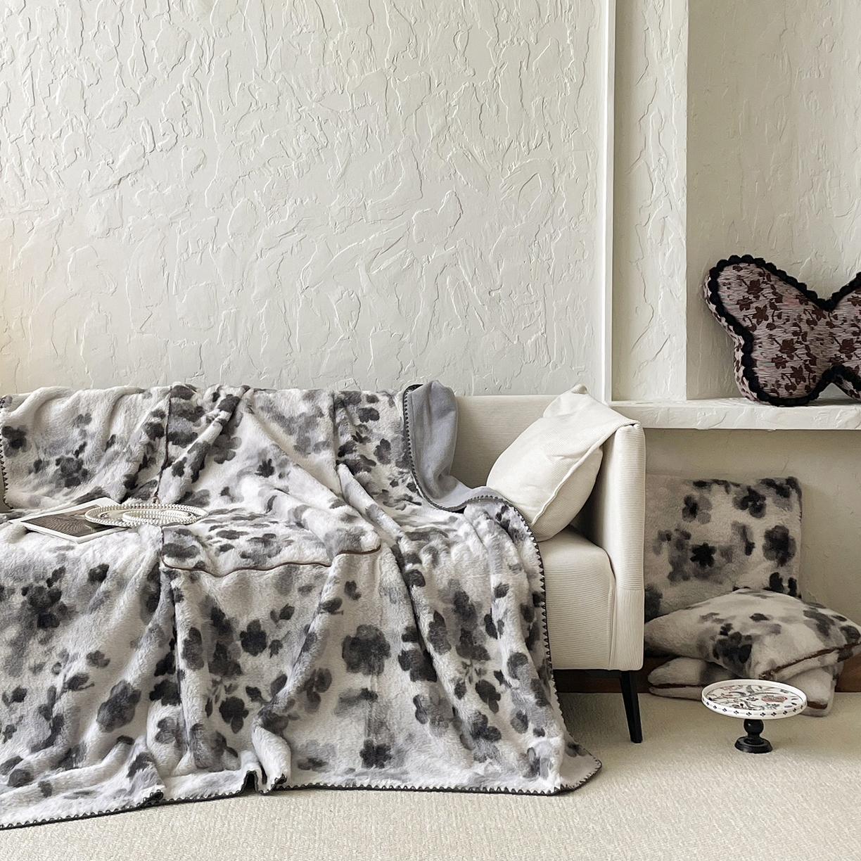 91家纺网 家纺一手货源 找家纺 番茄+ 2025新款美拉德兔毛印花抱枕毯抱枕被 美拉德_水墨