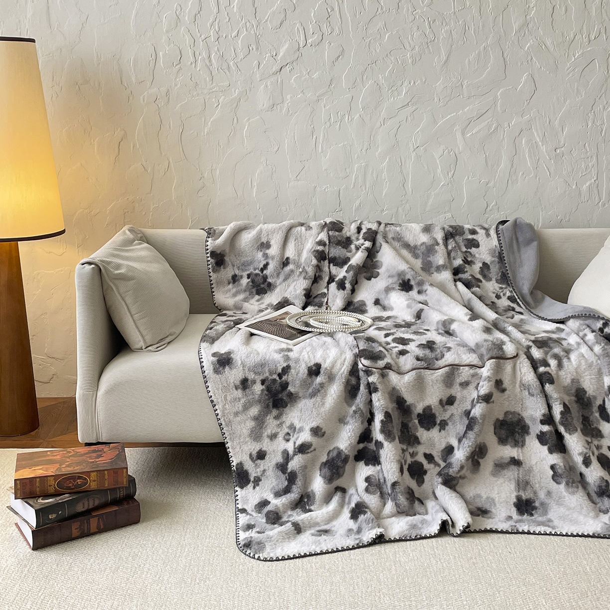 91家纺网 家纺一手货源 找家纺 番茄+ 2025新款美拉德兔毛印花抱枕毯抱枕被 美拉德_水墨