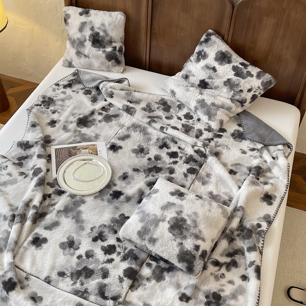 91家纺网 家纺一手货源 找家纺 番茄+ 2025新款美拉德兔毛印花抱枕毯抱枕被 美拉德_水墨