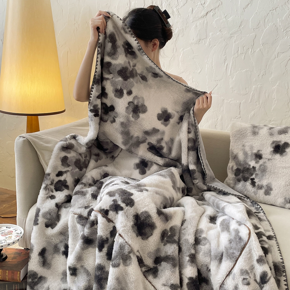 91家纺网 家纺一手货源 找家纺 番茄+ 2025新款美拉德兔毛印花抱枕毯抱枕被 美拉德_水墨