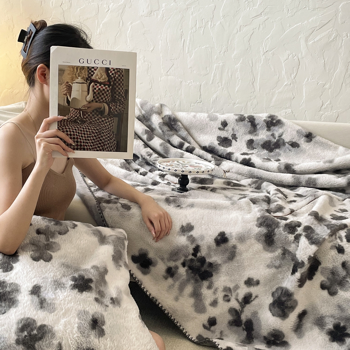 91家纺网 家纺一手货源 找家纺 番茄+ 2025新款美拉德兔毛印花抱枕毯抱枕被 美拉德_水墨