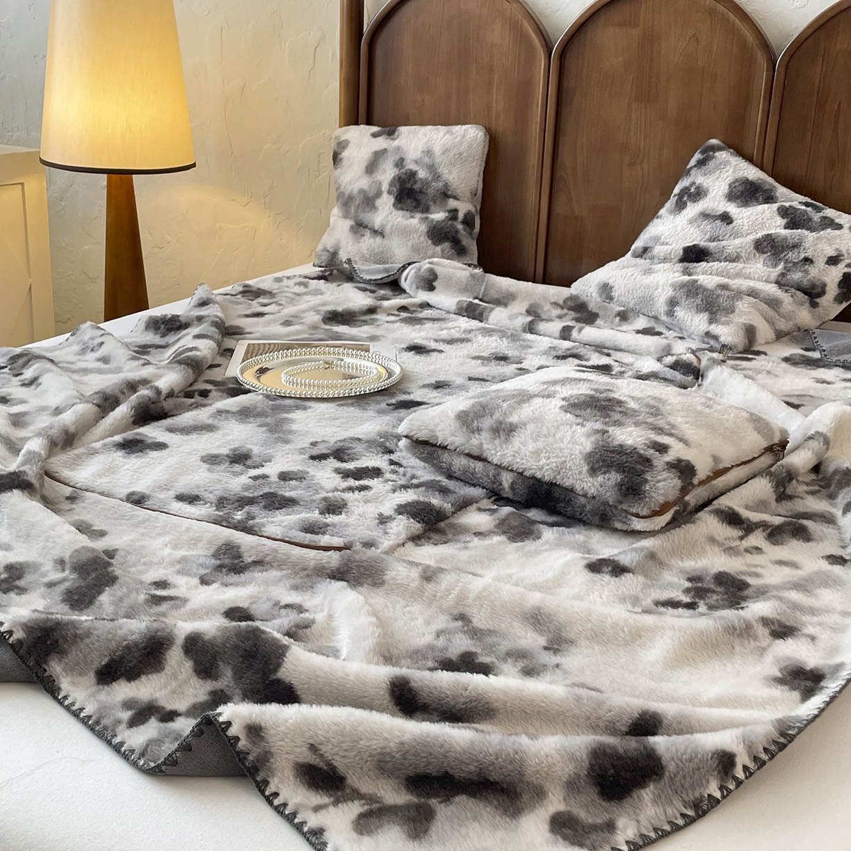 91家纺网 家纺一手货源 找家纺 番茄+ 2025新款美拉德兔毛印花抱枕毯抱枕被 美拉德_水墨