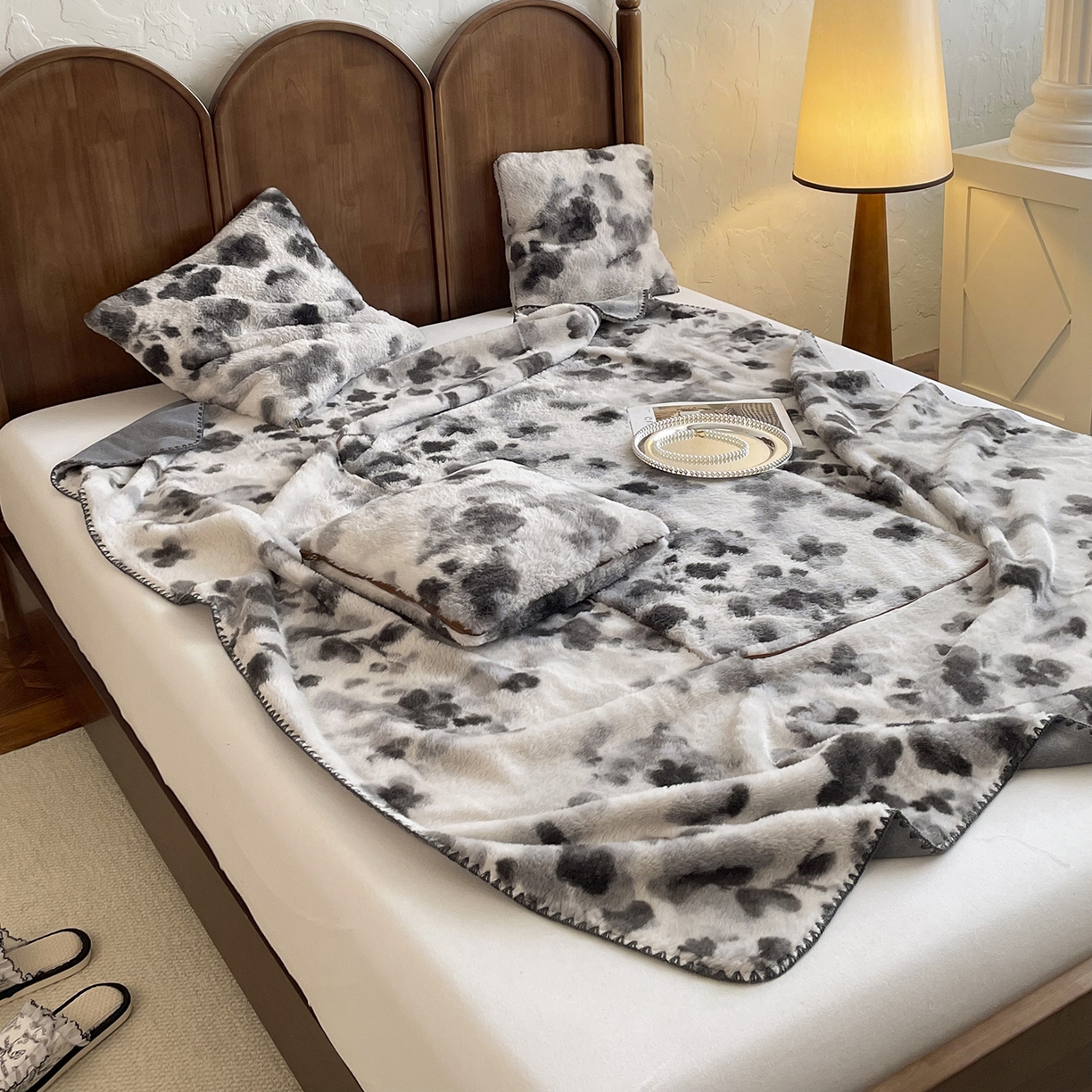 91家纺网 家纺一手货源 找家纺 番茄+ 2025新款美拉德兔毛印花抱枕毯抱枕被 美拉德_水墨