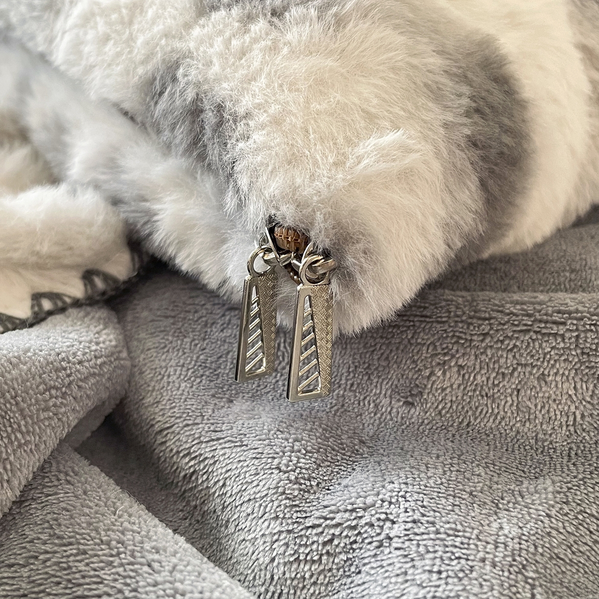 91家纺网 家纺一手货源 找家纺 番茄+ 2025新款美拉德兔毛印花抱枕毯抱枕被 美拉德_水墨