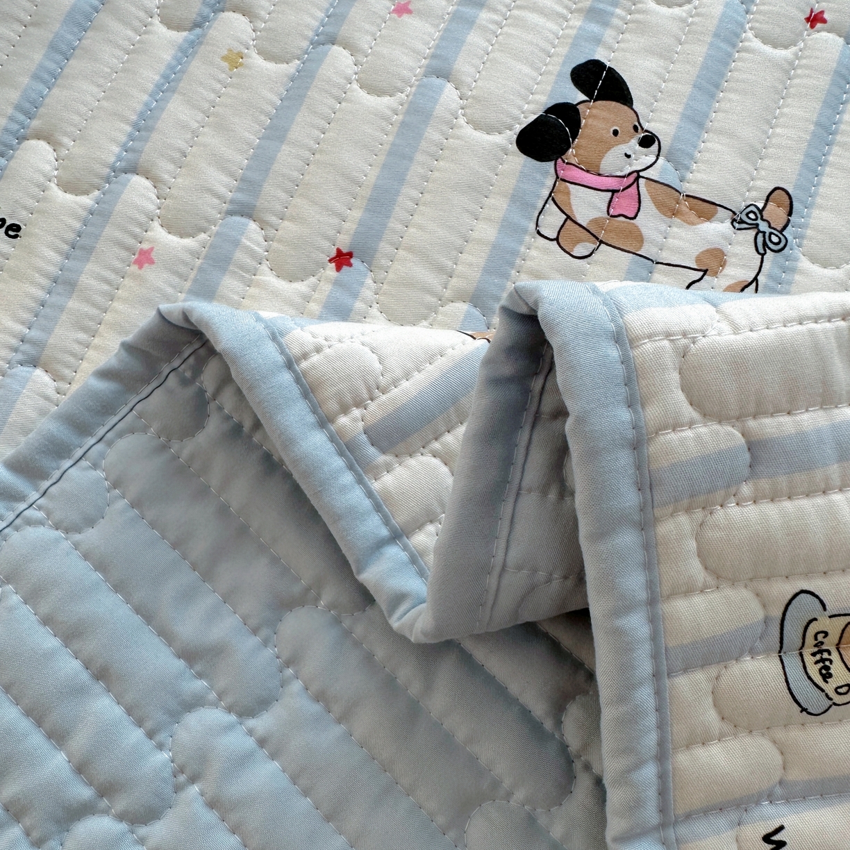 91家纺网 家纺一手货源 找家纺 暖萌 2025新款A类全棉棉花床盖印花三件套 糖纸童年