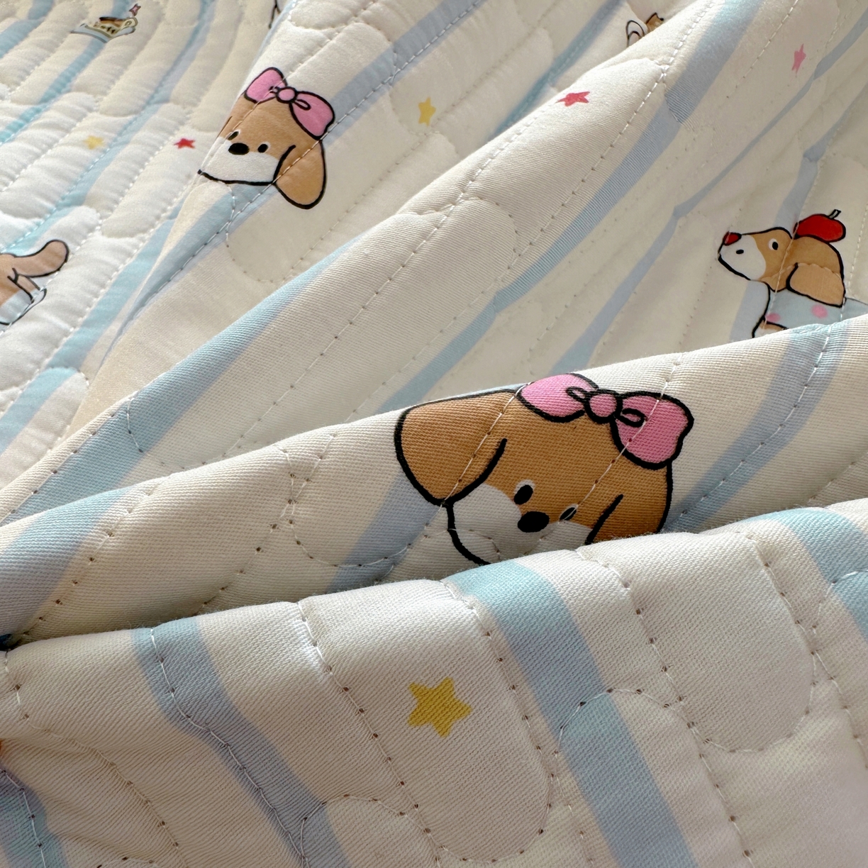 91家纺网 家纺一手货源 找家纺 暖萌 2025新款A类全棉棉花床盖印花三件套 糖纸童年