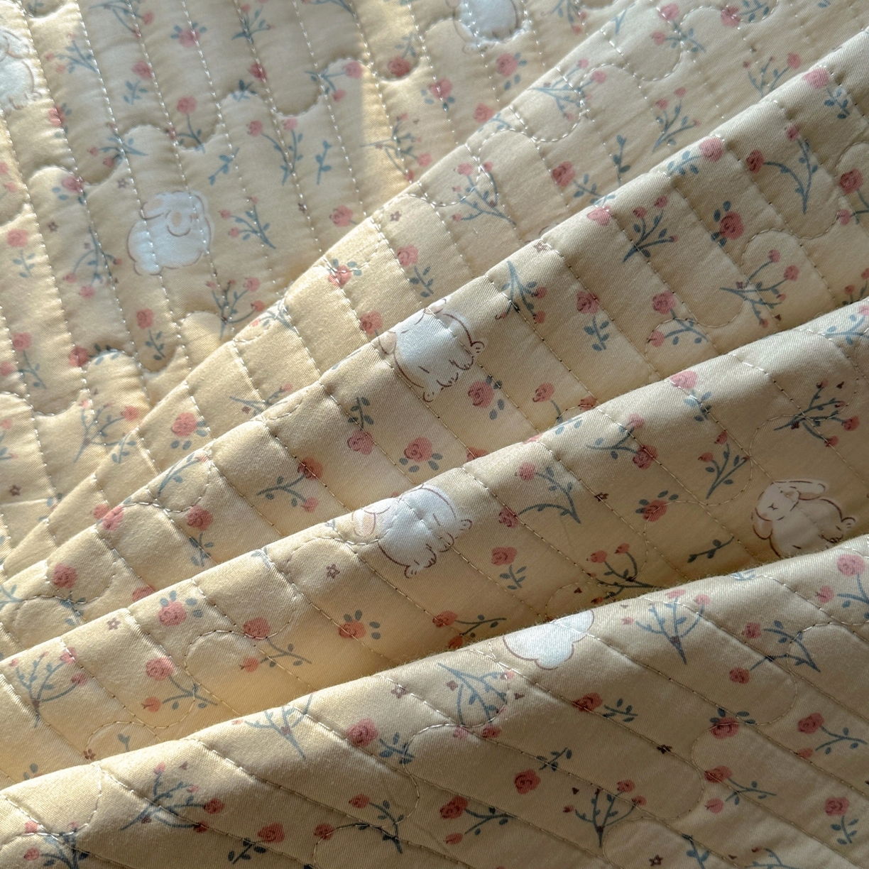 91家纺网 家纺一手货源 找家纺 暖萌 2025新款A类全棉棉花床盖印花三件套 采薇兔