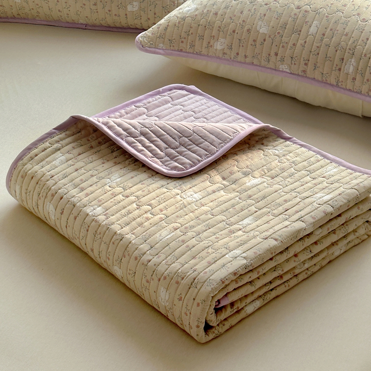 91家纺网 家纺一手货源 找家纺 暖萌 2025新款A类全棉棉花床盖印花三件套 采薇兔