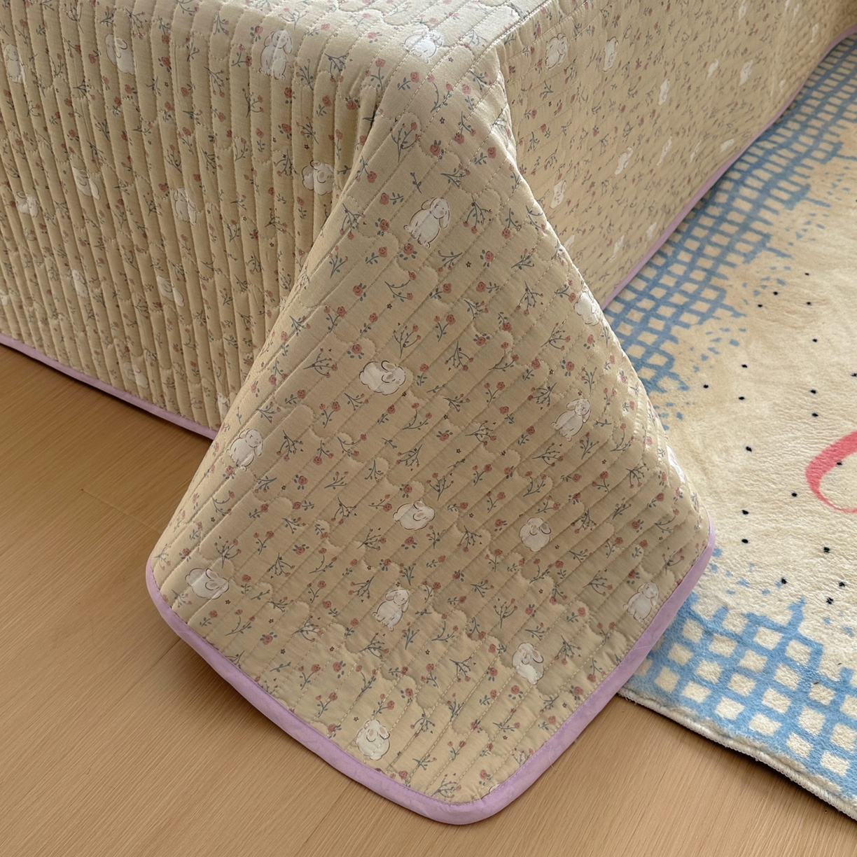 91家纺网 家纺一手货源 找家纺 暖萌 2025新款A类全棉棉花床盖印花三件套 采薇兔