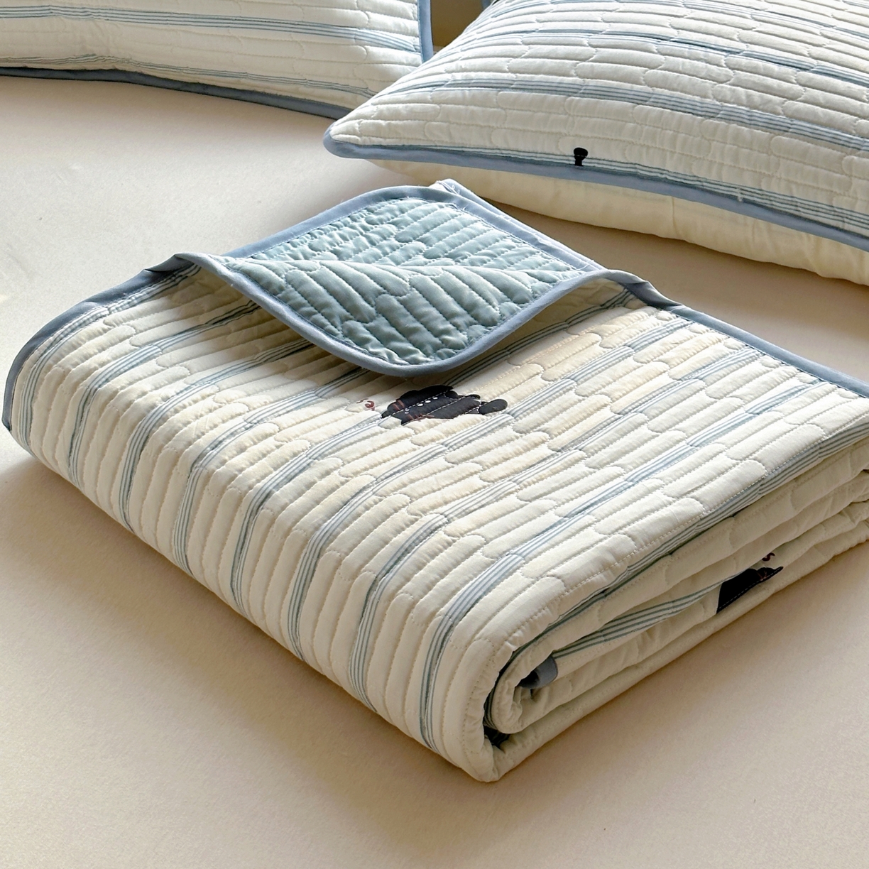 91家纺网 家纺一手货源 找家纺 暖萌 2025新款A类全棉棉花床盖印花三件套 黑白涂鸦