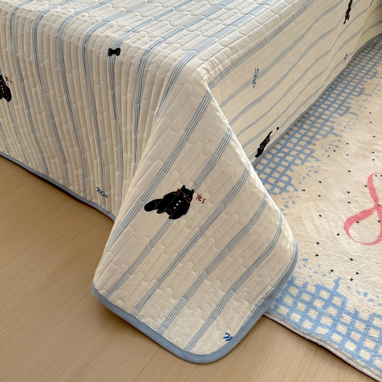 91家纺网 家纺一手货源 找家纺 暖萌 2025新款A类全棉棉花床盖印花三件套 黑白涂鸦