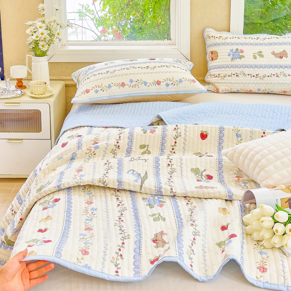 91家纺网 家纺一手货源 找家纺 暖萌 2025新款A类全棉棉花床盖印花三件套 浆果小兔