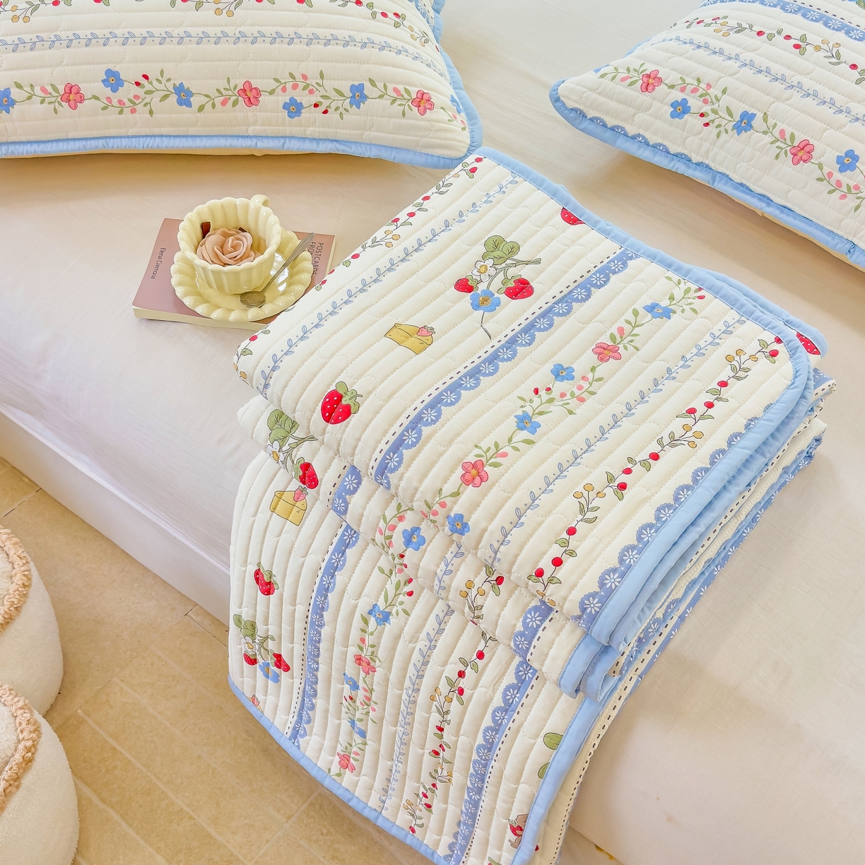 91家纺网 家纺一手货源 找家纺 暖萌 2025新款A类全棉棉花床盖印花三件套 浆果小兔