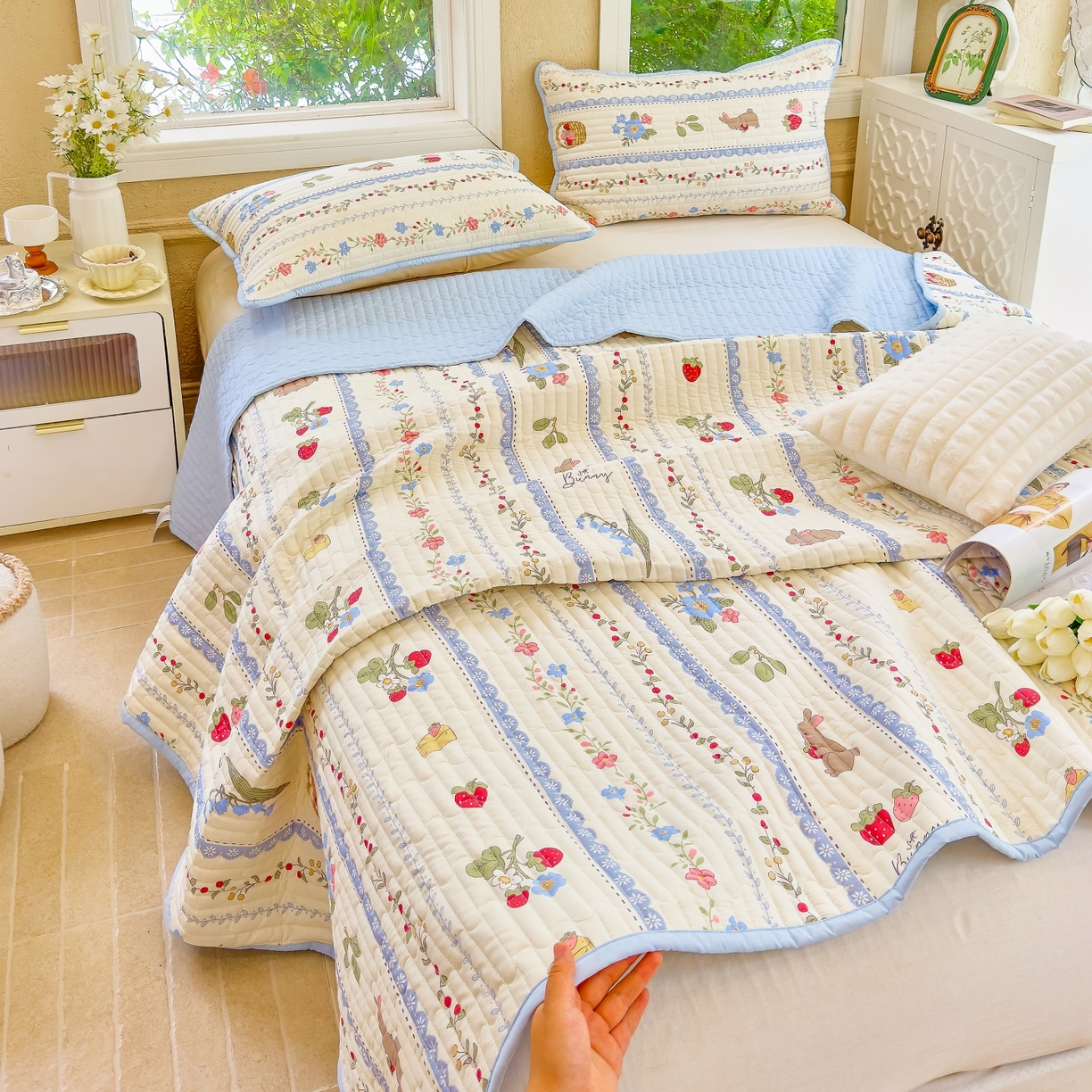 91家纺网 家纺一手货源 找家纺 暖萌 2025新款A类全棉棉花床盖印花三件套 浆果小兔