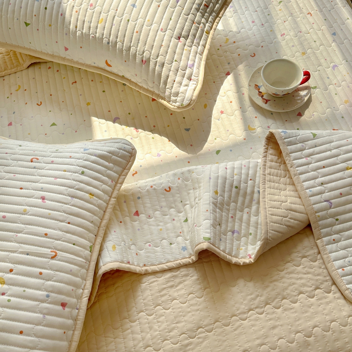 91家纺网 家纺一手货源 找家纺 暖萌 2025新款A类全棉棉花床盖印花三件套 快乐魔法