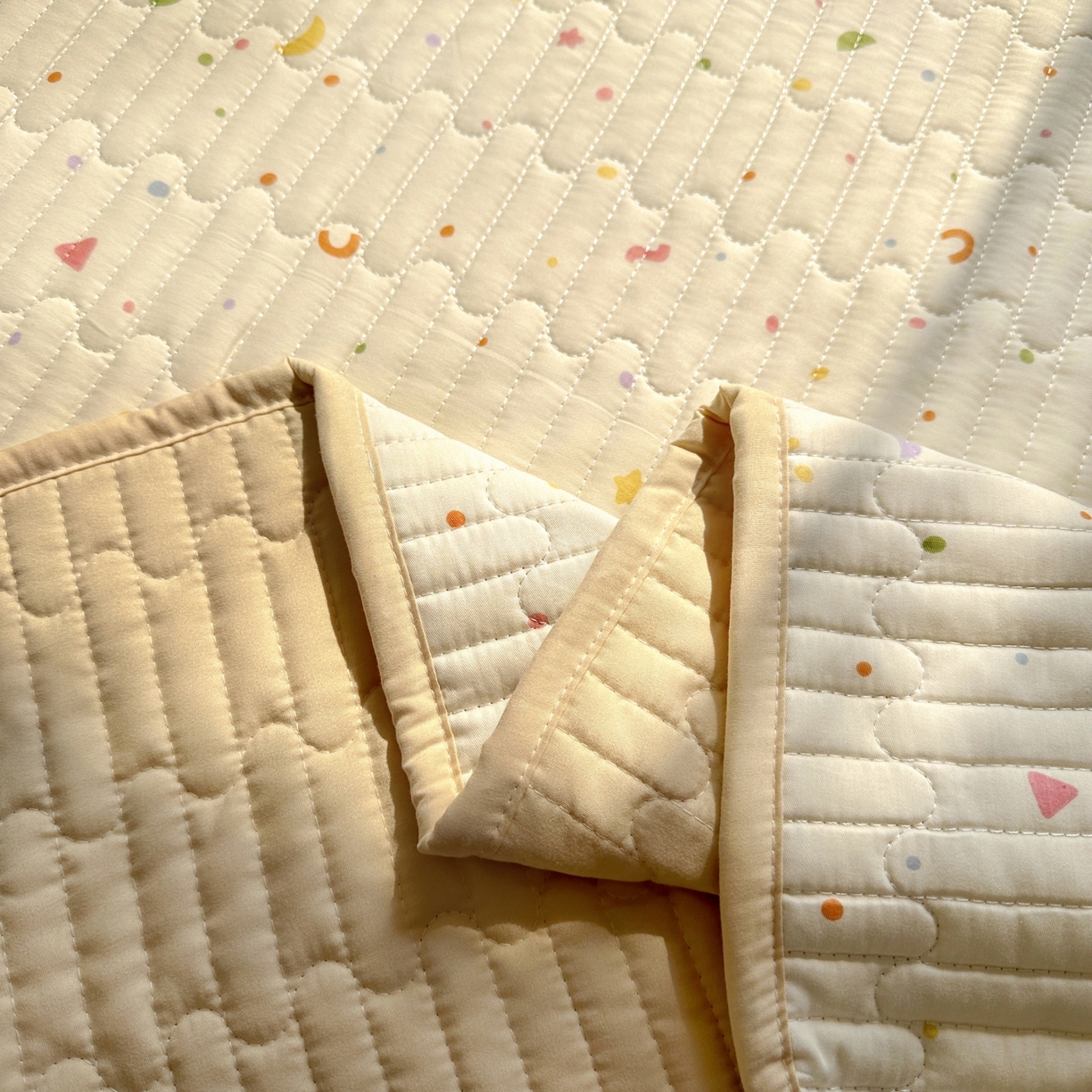 91家纺网 家纺一手货源 找家纺 暖萌 2025新款A类全棉棉花床盖印花三件套 快乐魔法