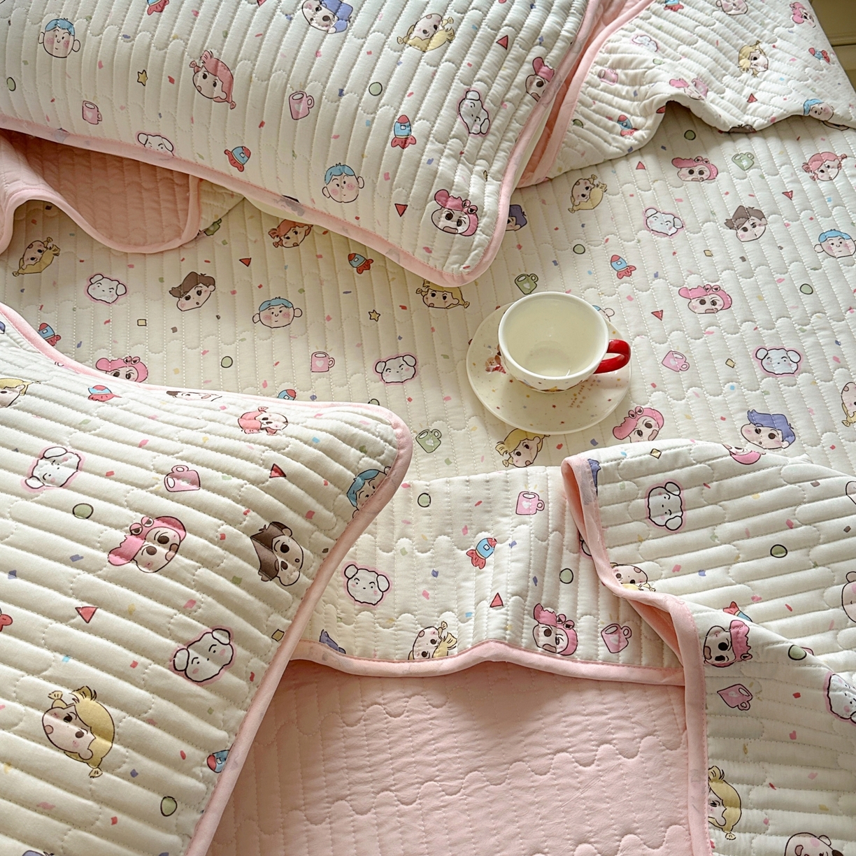 91家纺网 家纺一手货源 找家纺 暖萌 2025新款A类全棉棉花床盖印花三件套 糖果幼儿园