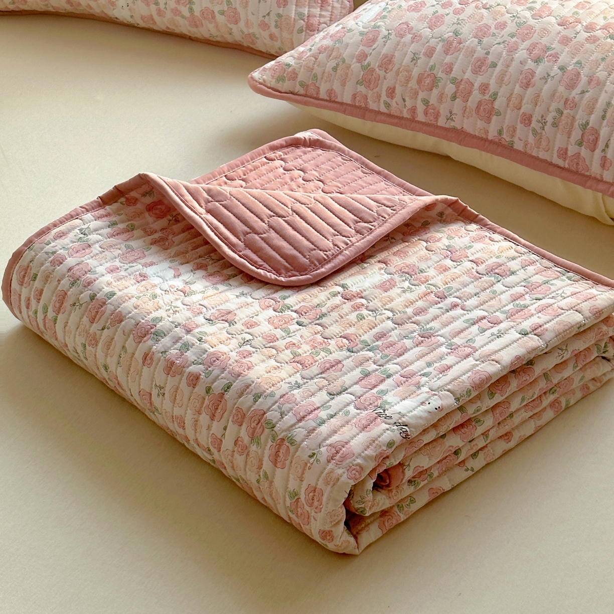 91家纺网 家纺一手货源 找家纺 暖萌 2025新款A类全棉棉花床盖印花三件套 遇见浪漫