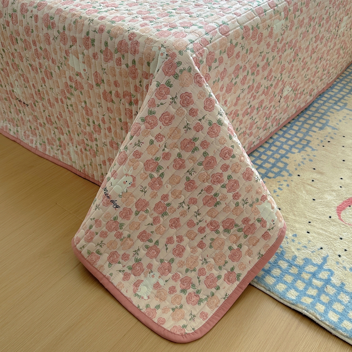 91家纺网 家纺一手货源 找家纺 暖萌 2025新款A类全棉棉花床盖印花三件套 遇见浪漫