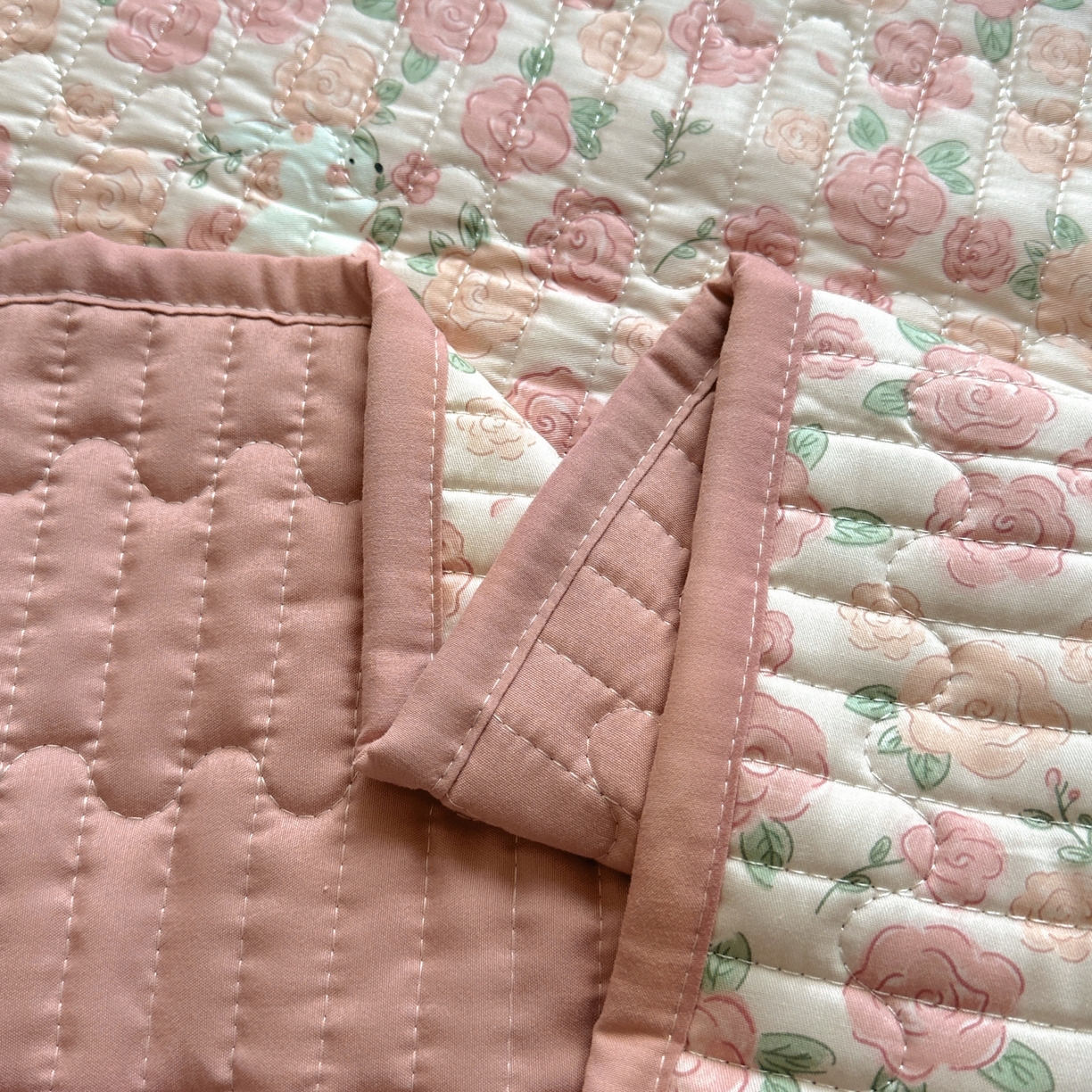 91家纺网 家纺一手货源 找家纺 暖萌 2025新款A类全棉棉花床盖印花三件套 遇见浪漫