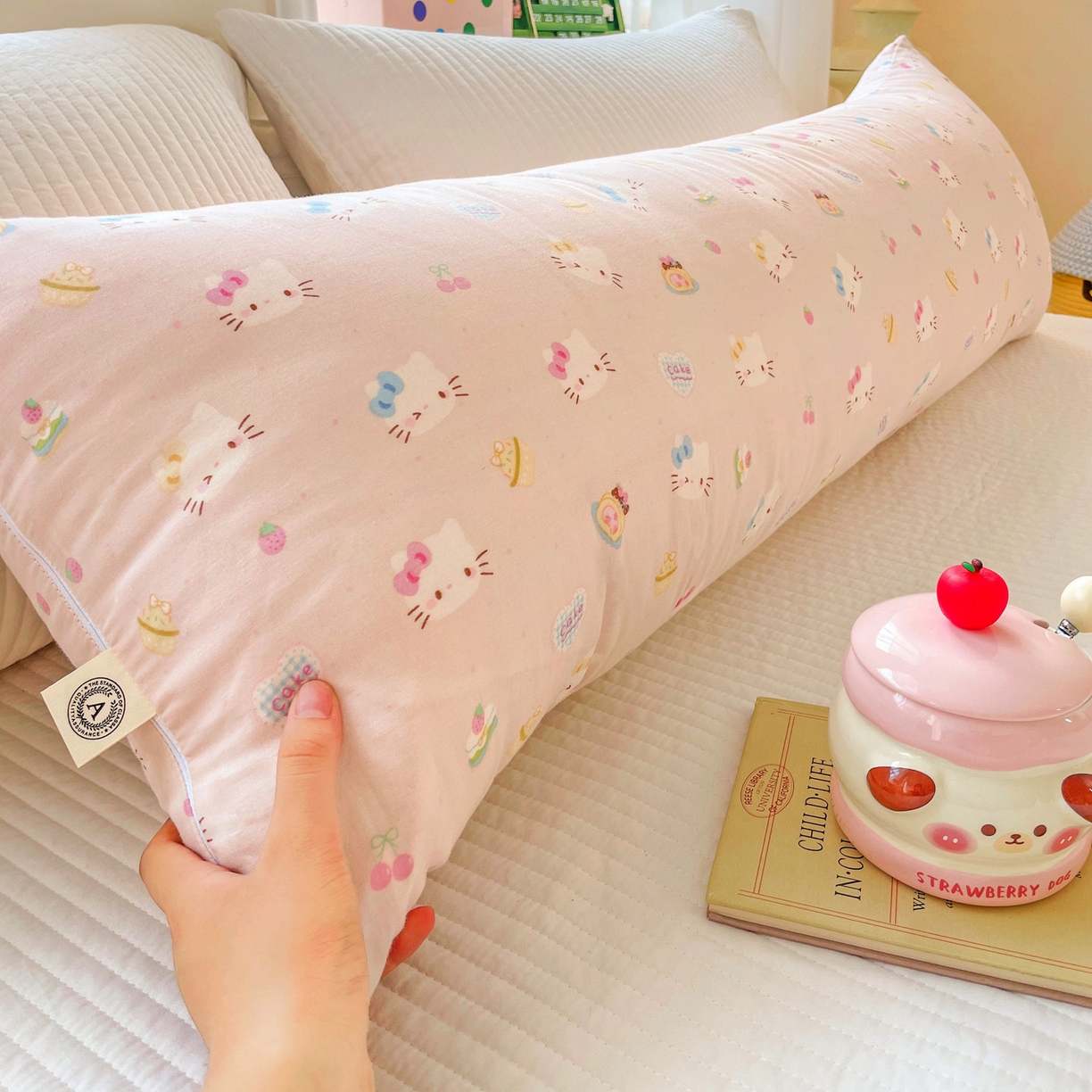 91家纺网 家纺一手货源 找家纺 亦帆枕芯 2025新款双层纱全棉长条抱枕可拆洗抱腿侧睡枕夹腿学生孕妇搂抱枕长条115x40cm 猫咪乐园-全棉双层纱长条抱枕