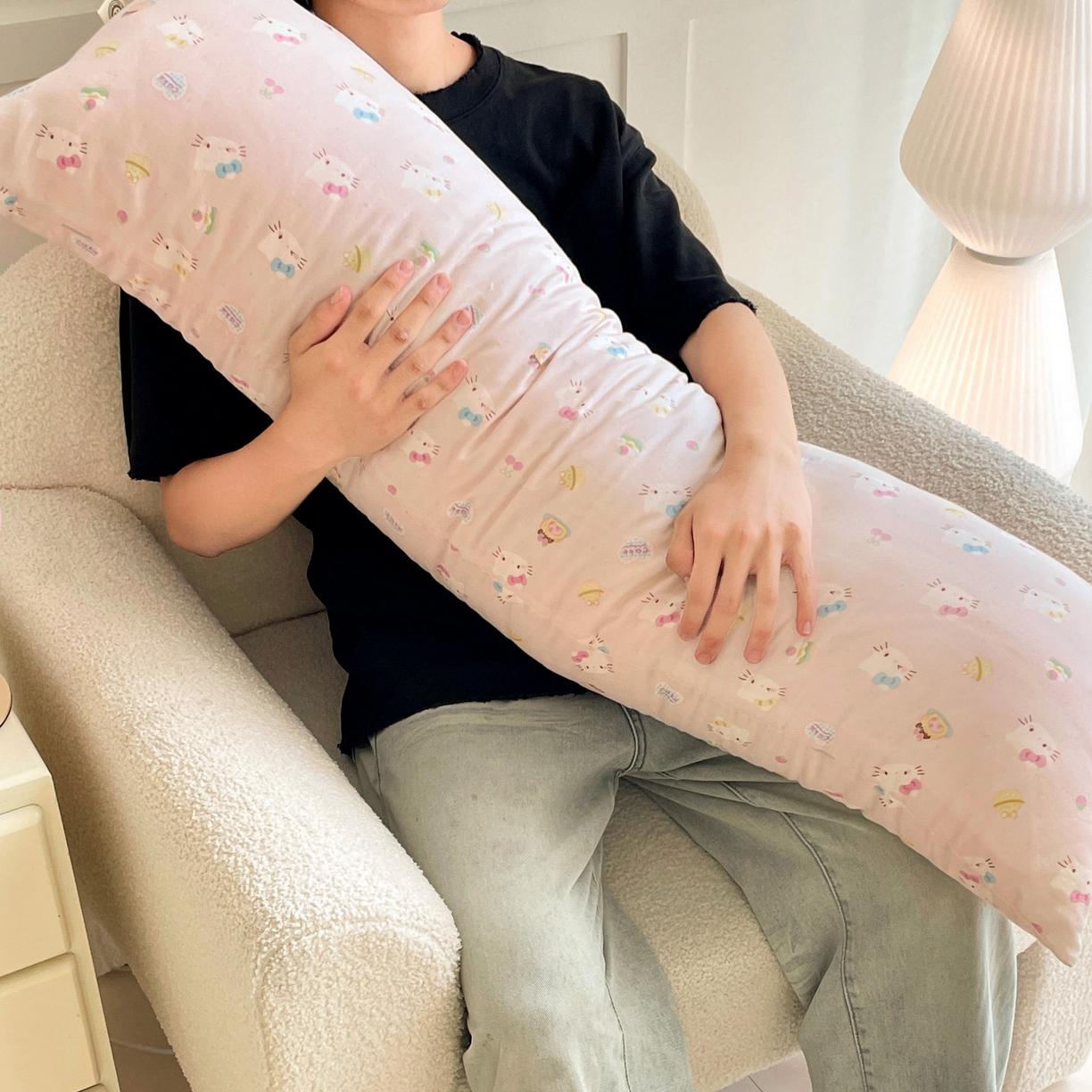 91家纺网 家纺一手货源 找家纺 亦帆枕芯 2025新款双层纱全棉长条抱枕可拆洗抱腿侧睡枕夹腿学生孕妇搂抱枕长条115x40cm 猫咪乐园-全棉双层纱长条抱枕