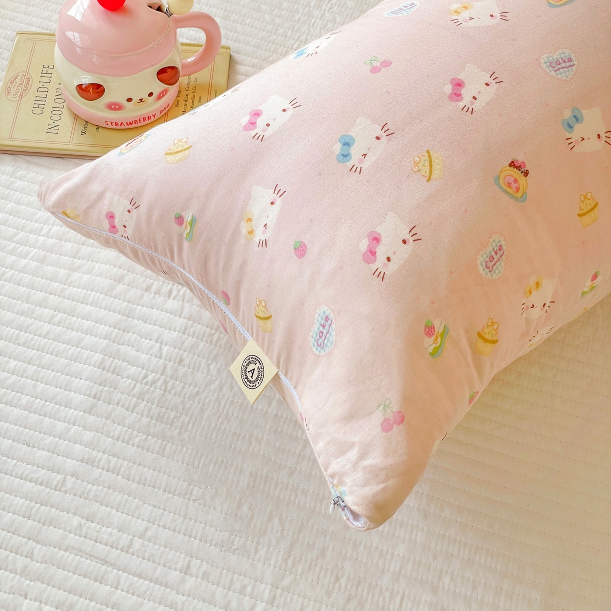 91家纺网 家纺一手货源 找家纺 亦帆枕芯 2025新款双层纱全棉长条抱枕可拆洗抱腿侧睡枕夹腿学生孕妇搂抱枕长条115x40cm 猫咪乐园-全棉双层纱长条抱枕