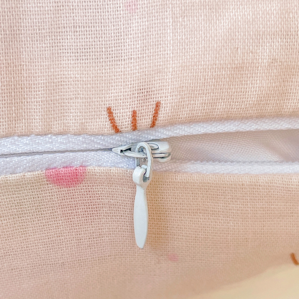 91家纺网 家纺一手货源 找家纺 亦帆枕芯 2025新款双层纱全棉长条抱枕可拆洗抱腿侧睡枕夹腿学生孕妇搂抱枕长条115x40cm 猫咪乐园-全棉双层纱长条抱枕