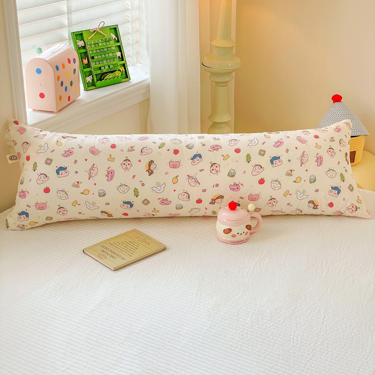 91家纺网 家纺一手货源 找家纺 亦帆枕芯 2025新款双层纱全棉长条抱枕可拆洗抱腿侧睡枕夹腿学生孕妇搂抱枕长条115x40cm 小新乐园 -全棉双层纱长条抱枕