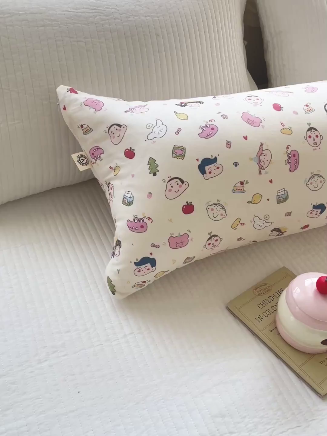 91家纺网 家纺一手货源 找家纺 亦帆枕芯 2025新款双层纱全棉长条抱枕可拆洗抱腿侧睡枕夹腿学生孕妇搂抱枕长条115x40cm 小新乐园 -全棉双层纱长条抱枕