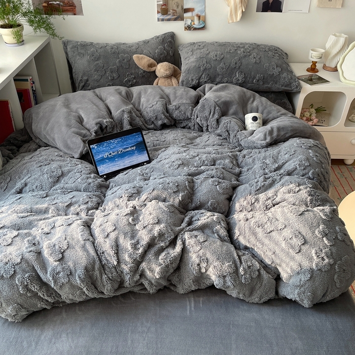 91家纺网 家纺一手货源 找家纺 六巷胡同 2025新款INS博主风云朵花舒棉绒A类牛奶绒四件套 岩石灰