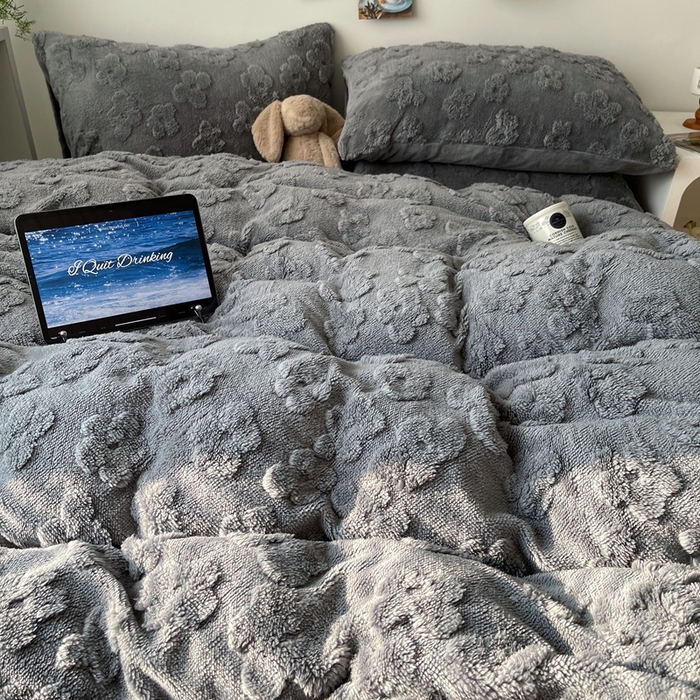 91家纺网 家纺一手货源 找家纺 六巷胡同 2025新款INS博主风云朵花舒棉绒A类牛奶绒四件套 岩石灰