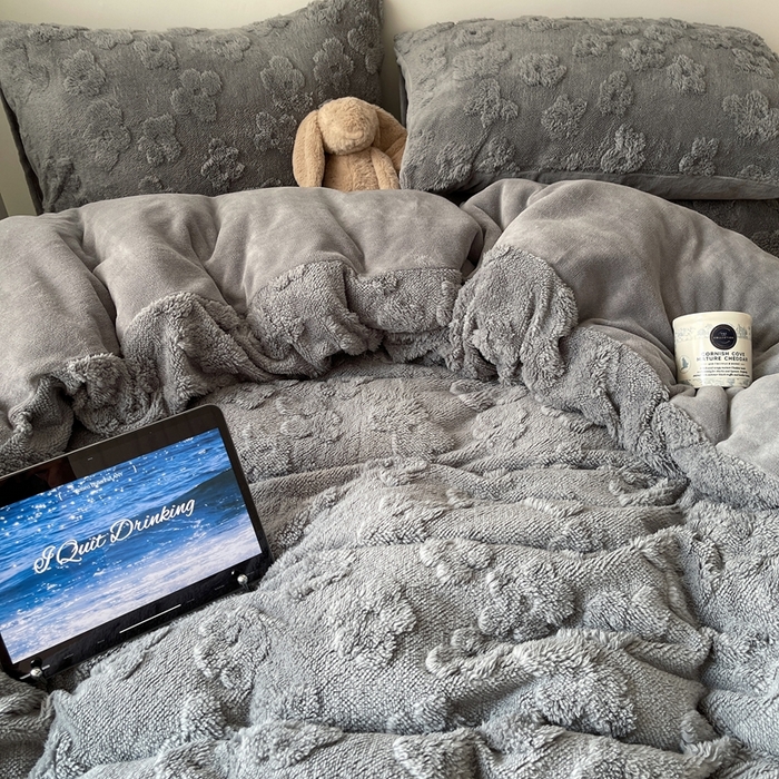 91家纺网 家纺一手货源 找家纺 六巷胡同 2025新款INS博主风云朵花舒棉绒A类牛奶绒四件套 岩石灰