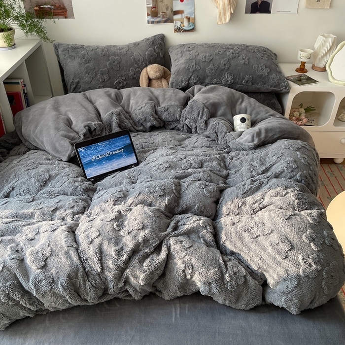 91家纺网 家纺一手货源 找家纺 六巷胡同 2025新款INS博主风云朵花舒棉绒A类牛奶绒四件套 岩石灰