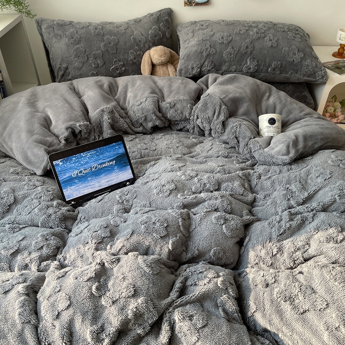 91家纺网 家纺一手货源 找家纺 六巷胡同 2025新款INS博主风云朵花舒棉绒A类牛奶绒四件套 岩石灰