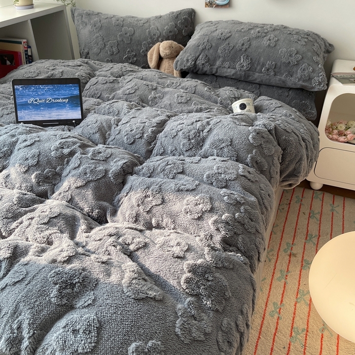 91家纺网 家纺一手货源 找家纺 六巷胡同 2025新款INS博主风云朵花舒棉绒A类牛奶绒四件套 岩石灰