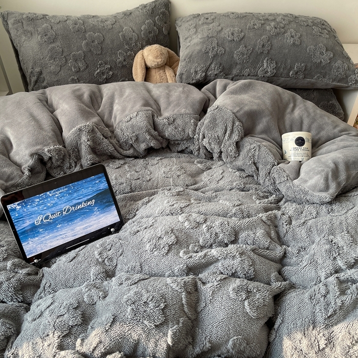 91家纺网 家纺一手货源 找家纺 六巷胡同 2025新款INS博主风云朵花舒棉绒A类牛奶绒四件套 岩石灰