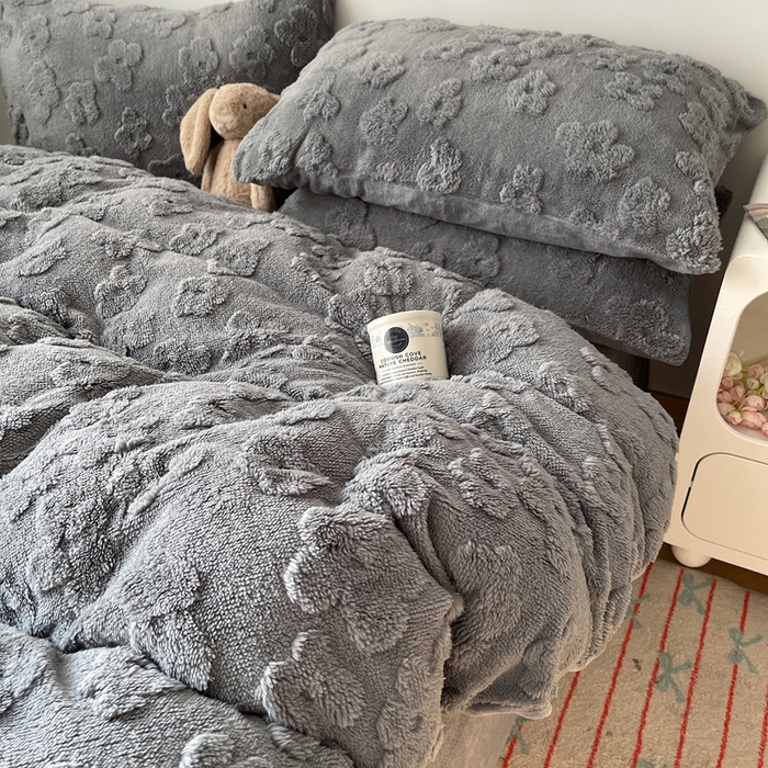 91家纺网 家纺一手货源 找家纺 六巷胡同 2025新款INS博主风云朵花舒棉绒A类牛奶绒四件套 岩石灰