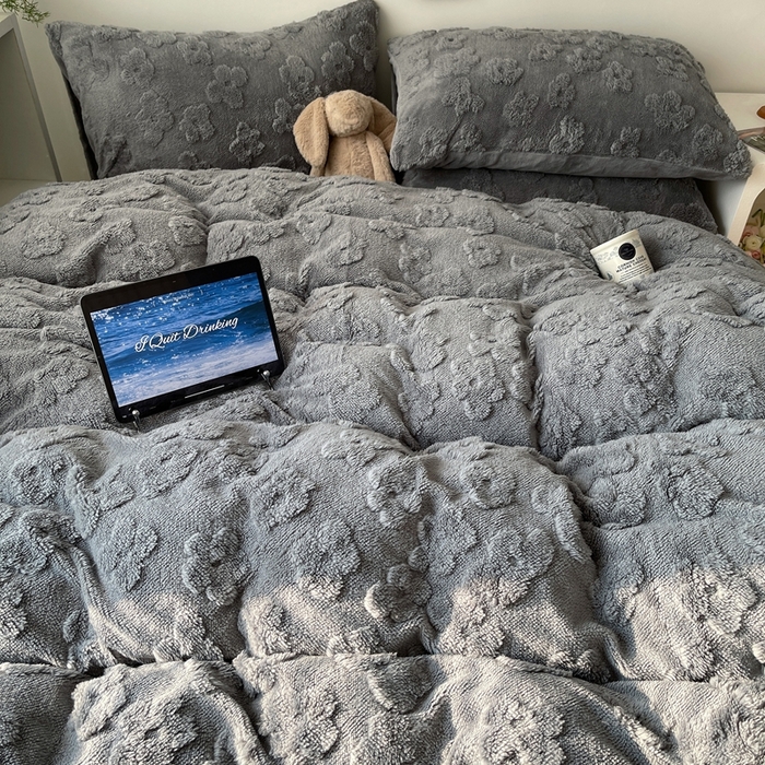 91家纺网 家纺一手货源 找家纺 六巷胡同 2025新款INS博主风云朵花舒棉绒A类牛奶绒四件套 岩石灰