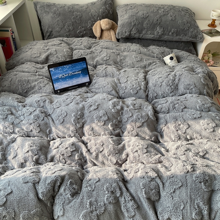 91家纺网 家纺一手货源 找家纺 六巷胡同 2025新款INS博主风云朵花舒棉绒A类牛奶绒四件套 岩石灰