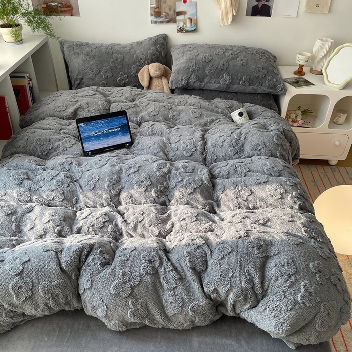 91家纺网 家纺一手货源 找家纺 六巷胡同 2025新款INS博主风云朵花舒棉绒A类牛奶绒四件套 岩石灰