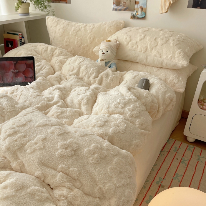 91家纺网 家纺一手货源 找家纺 （总）六巷胡同 2025新款INS博主风云朵花舒棉绒A类牛奶绒四件套