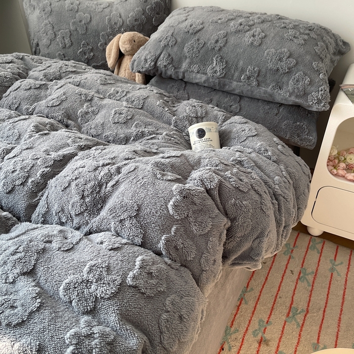 91家纺网 家纺一手货源 找家纺 六巷胡同 2025新款INS博主风云朵花舒棉绒A类牛奶绒四件套 岩石灰